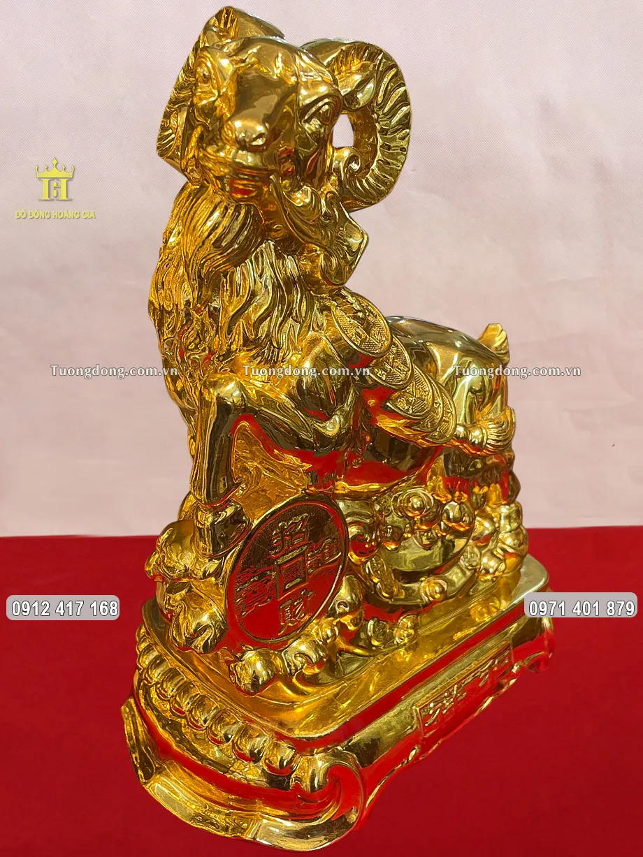 Toàn bộ bề mặt được dát vàng 24K sang trọng